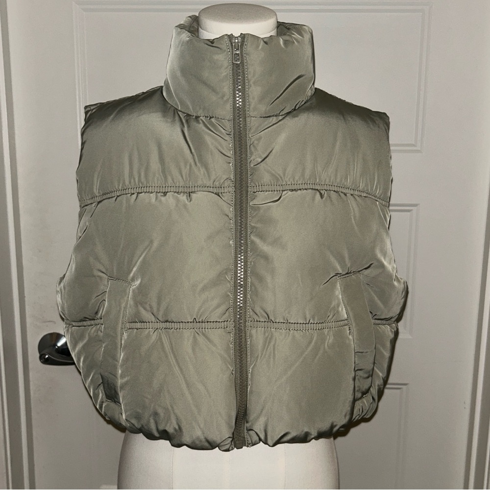 H&M Cropped Sage Green Puffer Vest sz small